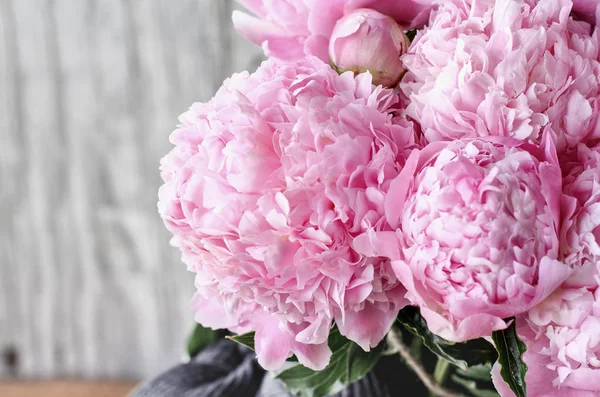 Букет розовых пионов на белом деревянном фоне — стоковое фото