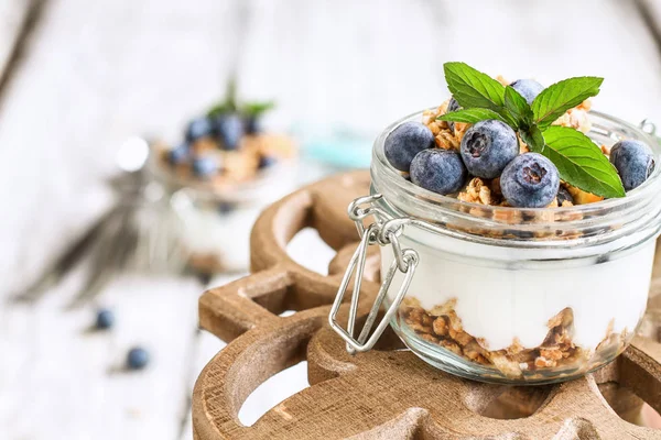 Blueberry Parfait com iogurte grego Granola e hortelã fresca — Fotografia de Stock