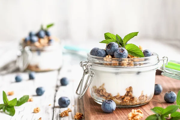 Parfaits de mirtilo com iogurte grego Granola e hortelã fresca — Fotografia de Stock