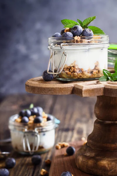 Blueberry parfaits z greckim jogurtem Granola na placku Cake Stand — Zdjęcie stockowe