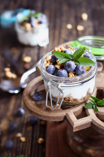 Blåbärs parfait med grekisk yoghurt granola på en tårta monter — Stockfoto