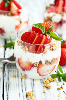 Taze Çilekli Lezzetli Çilek Parfeleri