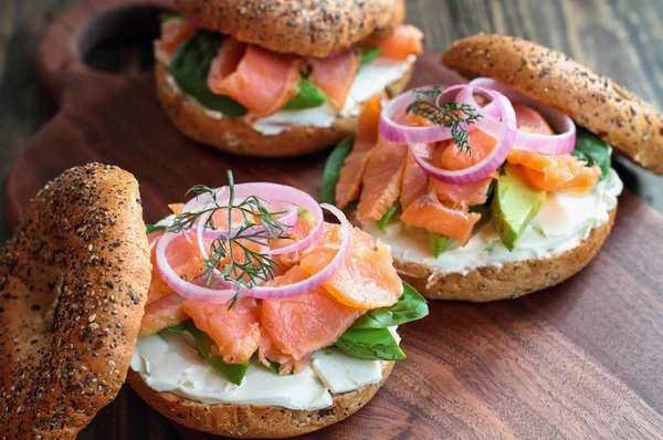 LOX mindent bagels füstölt lazac avokádó és krém Chees — Stock Fotó