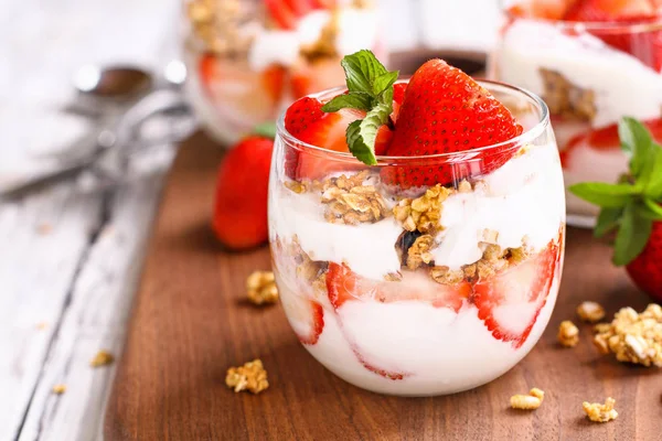 Parfait de fresa con fresas frescas — Foto de Stock