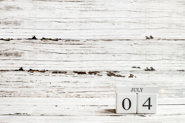 4 июля Календарь блоков против сельской белого фона
