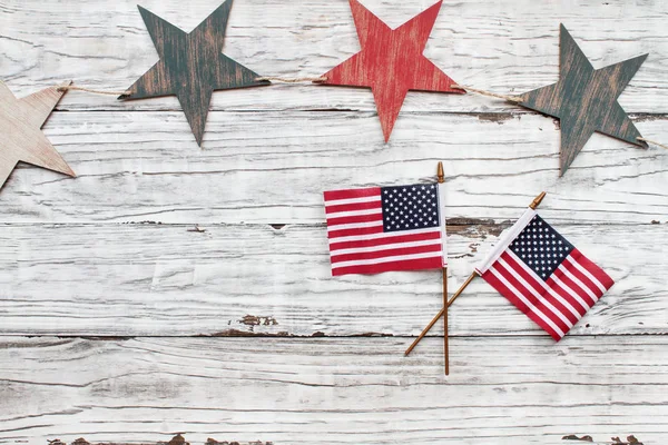 4 de Julho Fundo Rústico com Estrelas e Bandeiras Americanas — Fotografia de Stock