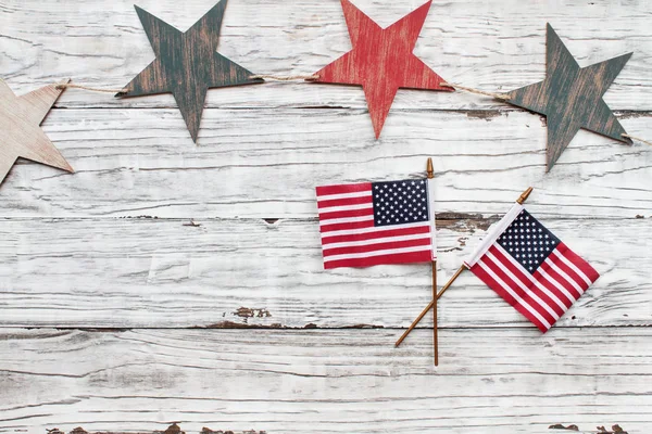 4 juli rustik bakgrund med stjärnor och amerikanska flaggor — Stockfoto