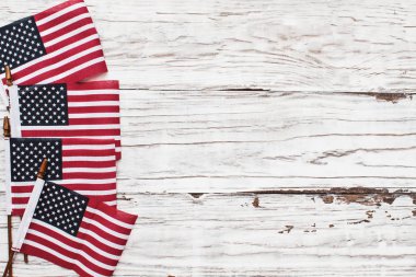 Bir Beyaz R karşı 4 Temmuz Kutlama için Amerikan Bayrakları