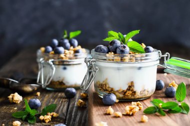 Taze çilek Yunan Yoğurt Granola ile Iki Yaban Mersini Parfaits bir