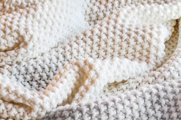 Zachte Knift wit en grijs gooien deken — Stockfoto
