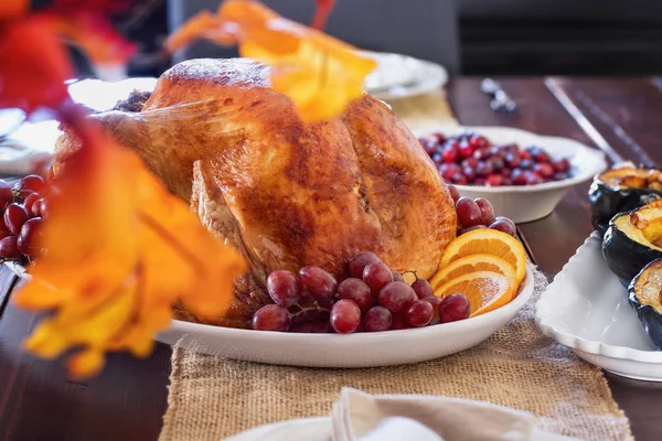 Thanksgiving dag Turkije op familie tafel — Stockfoto