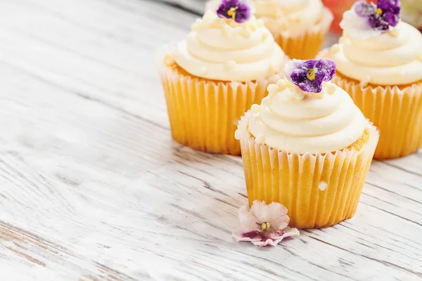 Gâteaux à la vanille avec des fleurs enduites de sucre — Photo