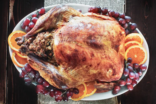 Geroosterde Thanksgiving kalkoen met druiven en sinaasappelen — Stockfoto