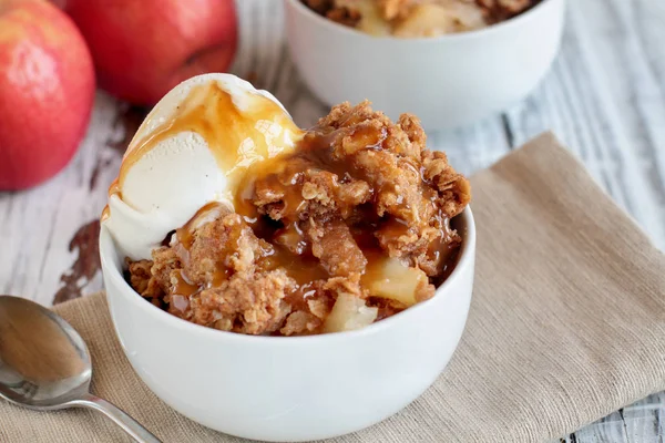 Zelfgemaakte appel knapperig of crumble met karamel saus — Stockfoto