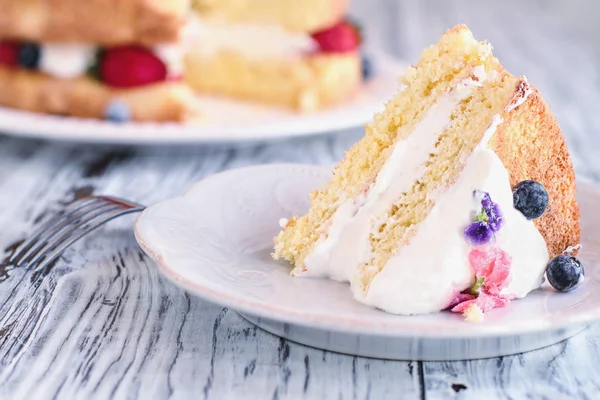维多利亚海绵蛋糕片与奶油 — 图库照片