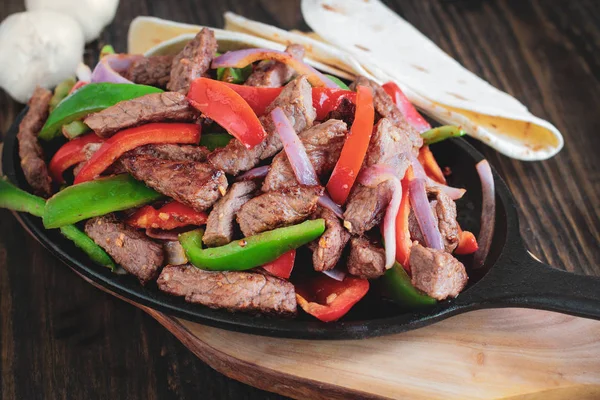 Fajita de filete de res caliente fresca en sartén de hierro fundido —  Fotos de Stock