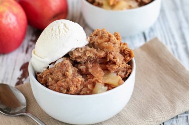 Lezzetli Elma Crisp veya Crumble ve Dondurma