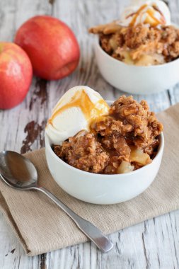 Dondurma ve Karamel Soslu Ev Yapımı Elma Gevrek veya Crumble