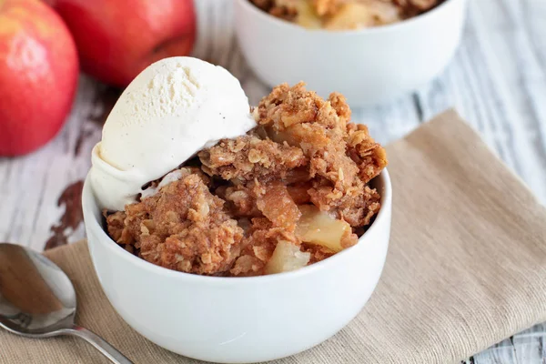 Delicioso Apple Crisp ou Crumble e sorvete — Fotografia de Stock