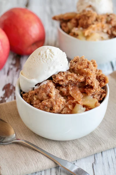 Kom zelfgemaakte appel knapperig of crumble met roomijs — Stockfoto
