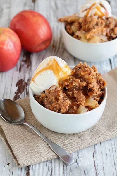 Zelfgemaakte appel knapperig of crumble met roomijs en karamel saus — Stockfoto