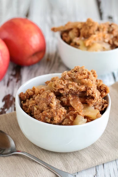 Tazón de manzana casera crujiente o desmoronarse —  Fotos de Stock