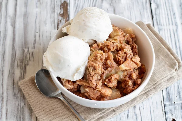 Manzana casera crujiente o desmoronarse con helado —  Fotos de Stock