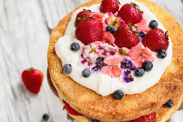 Gâteau éponge Victoria avec crème fouettée aux fleurs confites et — Photo
