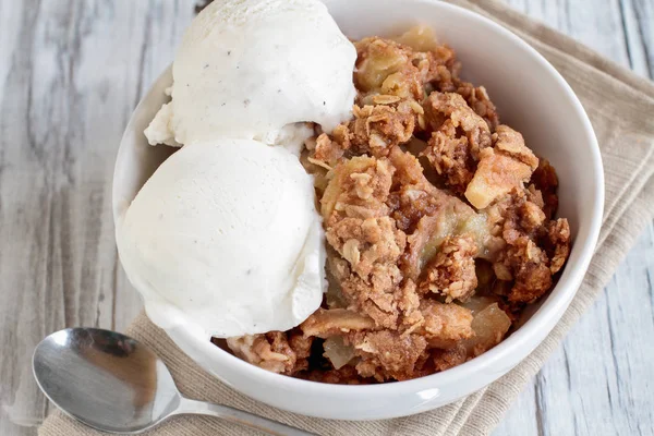 Homemade Apple Crisp or Crumble Topped with Vanilla Ice Cream — Stock Photo, Image