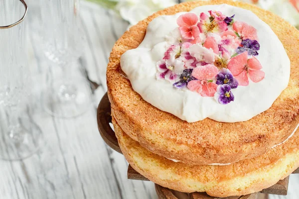 ホイップクリームと砂糖の花と裸のビクトリアスポンジケーキ — ストック写真