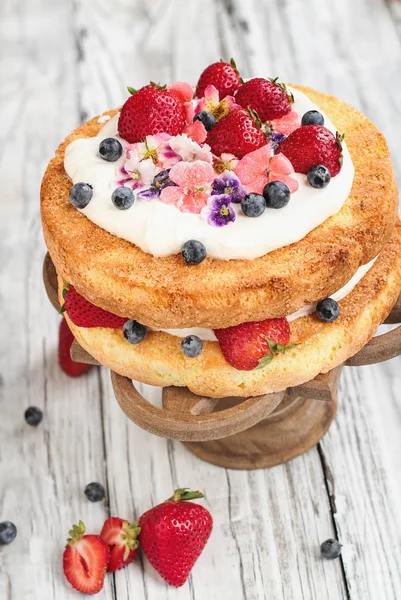 Bolo de esponja Victoria com creme de chicote com flores cristalizadas e — Fotografia de Stock