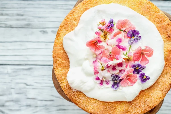 维多利亚海绵蛋糕与奶油和糖花 — 图库照片