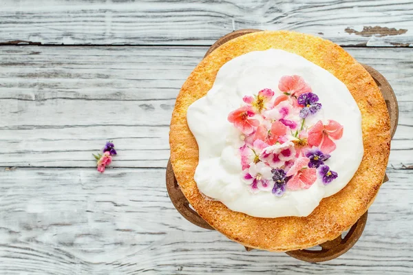 Victoria Sponge Cake con crema batida y flores enlatadas —  Fotos de Stock