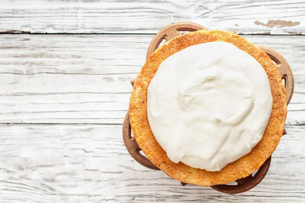 Bolo de esponja Victoria com chantilly atirado de cima — Fotografia de Stock