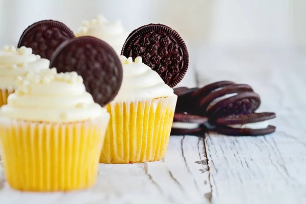 Pasteles de vainilla con galletas de chocolate rellenas de crema — Foto de Stock