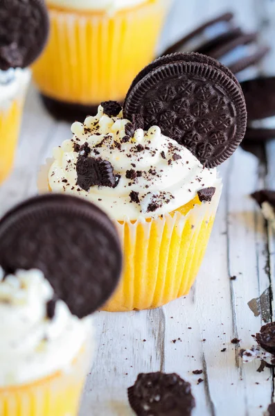 Schokoladenkekse und Vanille-Cupcakes — Stockfoto