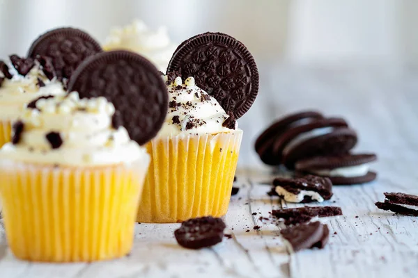Schokoladenkekse und Vanille-Cupcakes — Stockfoto