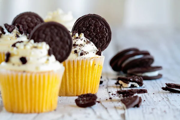 Chocolate Cookies and Vanilla Cupcakes — Stock Photo, Image