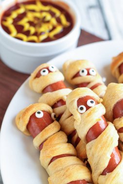 Daldırma ile Halloween anne sosisli sandviç plaka