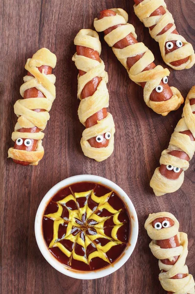 Halloween Mummy Hot Dogs with Dip — Stock Photo, Image