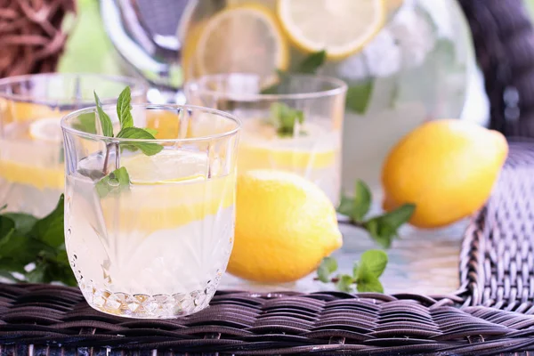 Vasos de limonada y menta —  Fotos de Stock