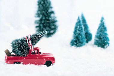 Vintage oyuncak kamyon ve Noel ağacı
