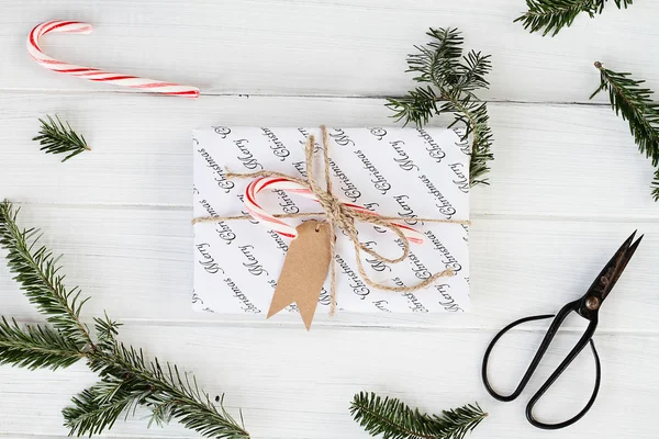 Weihnachtsgeschenk und Zuckerrohr mit leerem Anhänger — Stockfoto