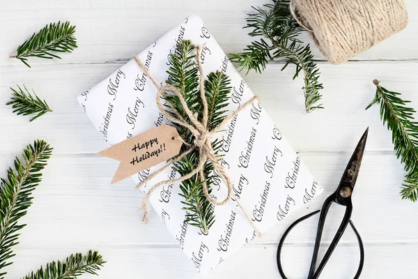 Preparando o presente de Natal com feriados felizes — Fotografia de Stock