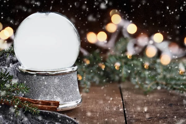 Сельский пустой серебряный снежный шар с падающим снегом — стоковое фото