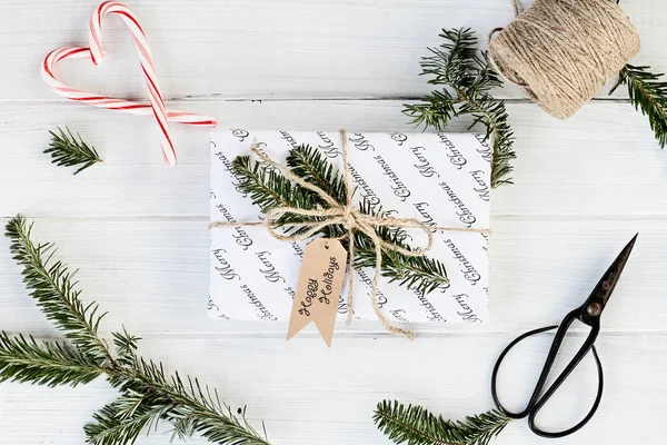 Biały świąteczny prezent z Happy Holidays tag — Zdjęcie stockowe