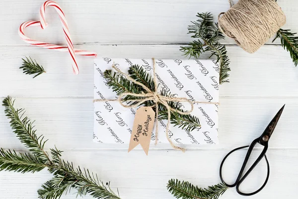 Presente de Natal branco com feliz feriados Etiqueta — Fotografia de Stock