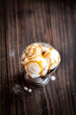 karamel soslu vanilyalı dondurma 