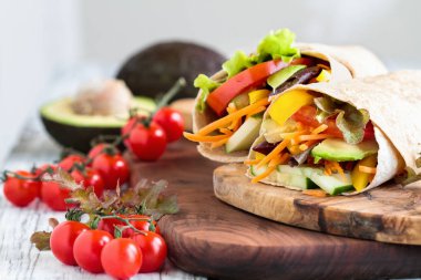 Öğle yemeği için Iki Vegan Sağlıklı Sandviç Sarar