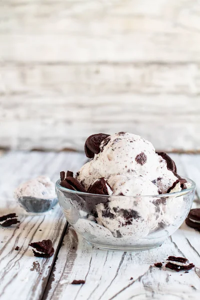 Ciotola di deliziosi biscotti e gelato alla crema — Foto Stock